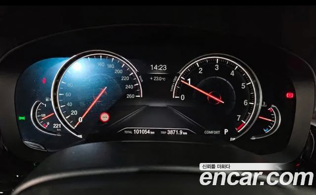 BMW 5-Series 2018 — photo 11