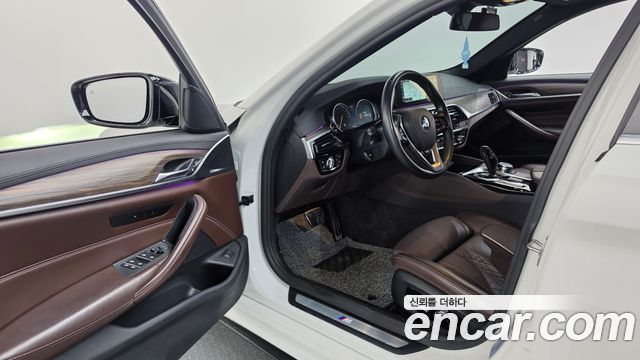 BMW 5-Series 2018 — photo 13