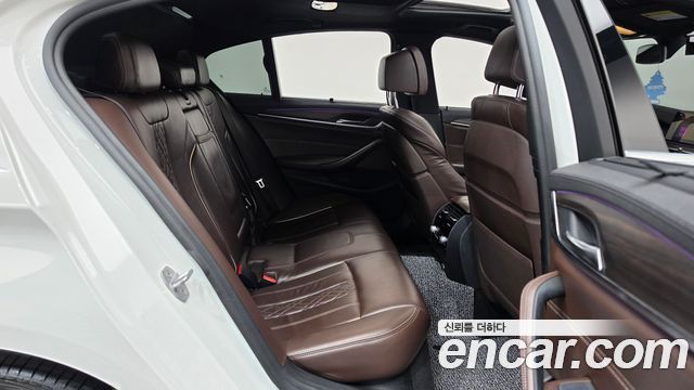 BMW 5-Series 2018 — photo 17
