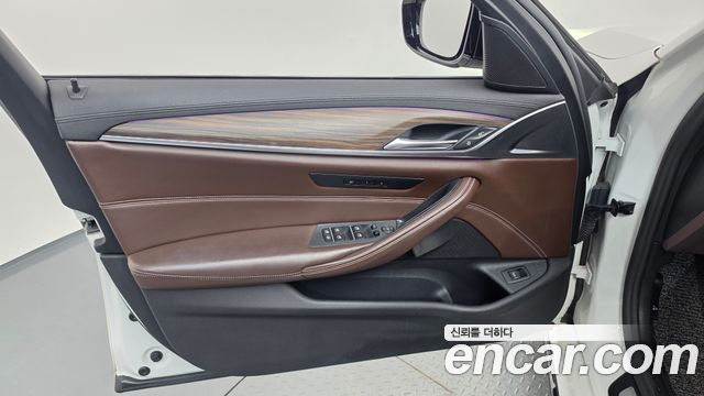 BMW 5-Series 2018 — photo 14