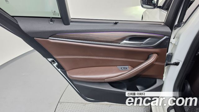 BMW 5-Series 2018 — photo 15