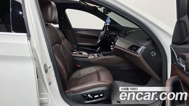 BMW 5-Series 2018 — photo 16