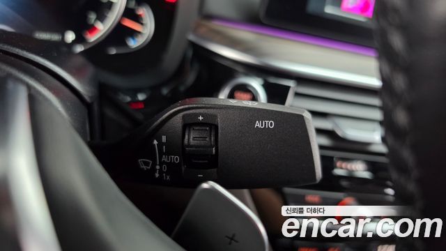 BMW 5-Series 2018 — photo 30