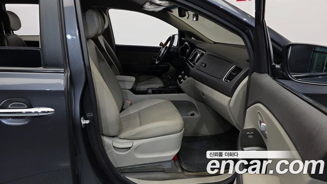 Kia Canival 2016 — photo 17