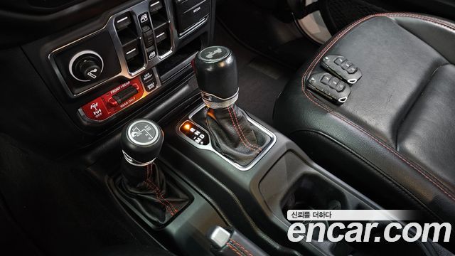 Jeep Wrangler 2021 — photo 12