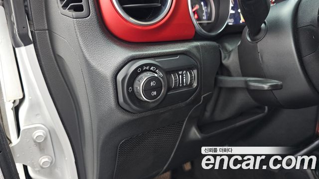 Jeep Wrangler 2021 — photo 24