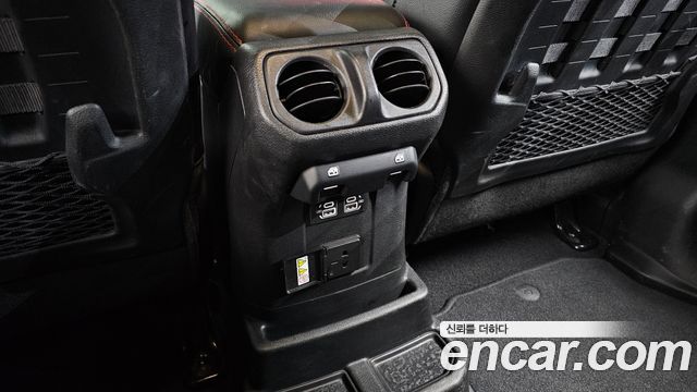 Jeep Wrangler 2021 — photo 29