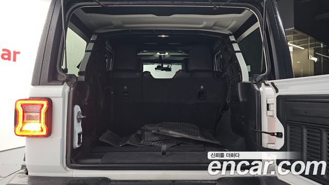Jeep Wrangler 2021 — photo 30