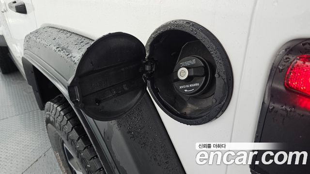 Jeep Wrangler 2021 — photo 32