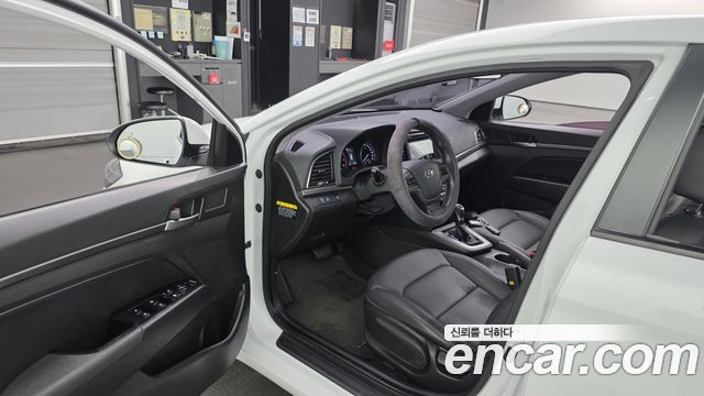 Hyundai AVANTE 2018 — photo 13
