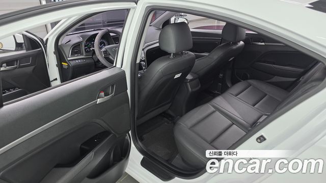 Hyundai AVANTE 2018 — photo 17