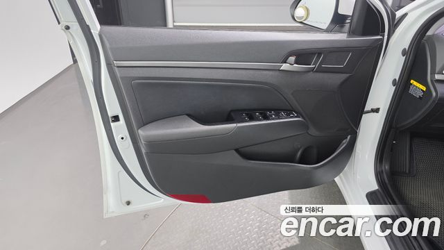 Hyundai AVANTE 2018 — photo 14