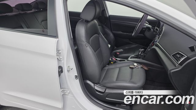 Hyundai AVANTE 2018 — photo 16