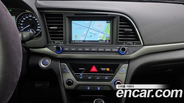 Hyundai AVANTE 2018 — photo 28