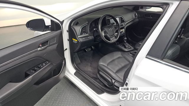 Hyundai AVANTE 2018 — photo 13