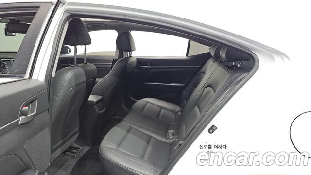Hyundai AVANTE 2018 — photo 17