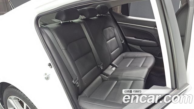 Hyundai AVANTE 2018 — photo 24