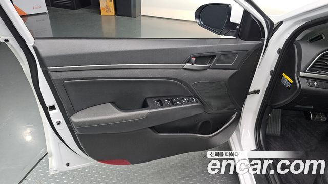 Hyundai AVANTE 2018 — photo 14