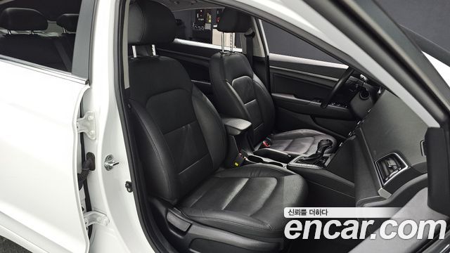 Hyundai AVANTE 2018 — photo 16