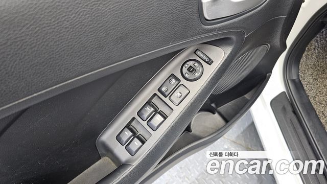 Kia K3 2015 — photo 19