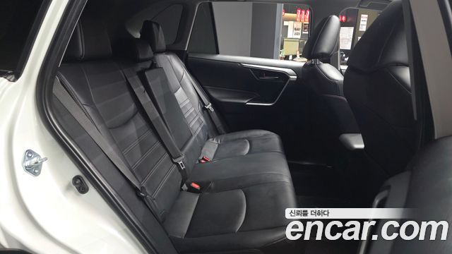 Toyota RAV4 2019 — photo 18