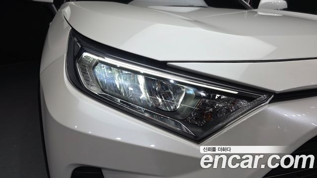 Toyota RAV4 2019 — photo 8