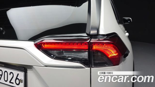 Toyota RAV4 2019 — photo 9