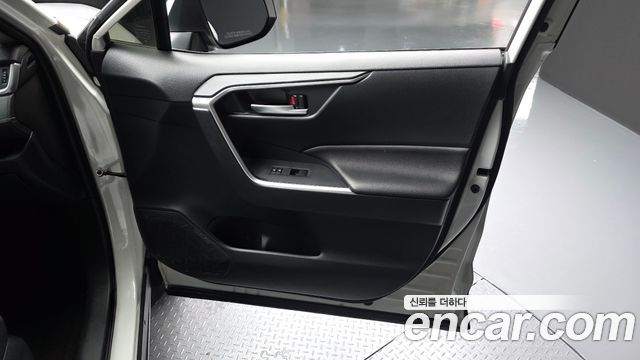 Toyota RAV4 2019 — photo 14