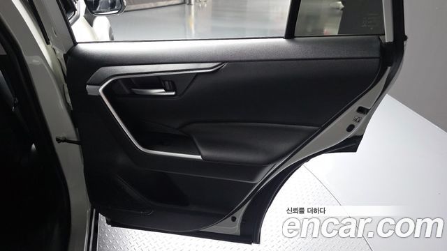 Toyota RAV4 2019 — photo 15