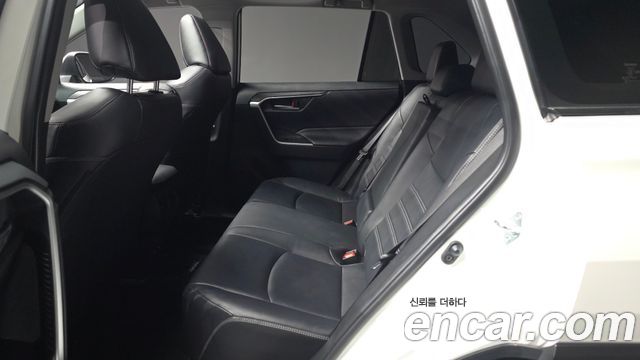 Toyota RAV4 2019 — photo 16