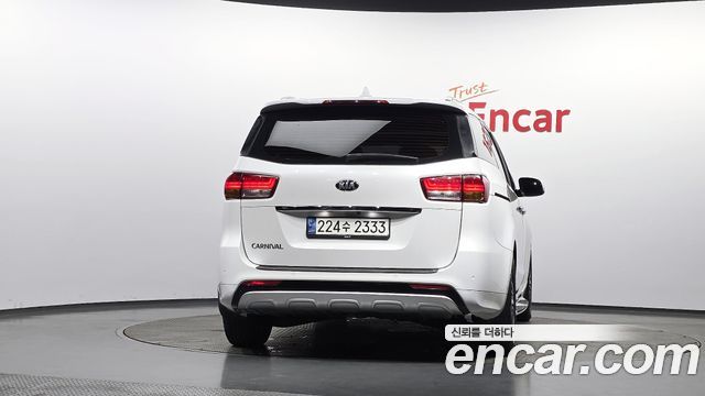 Kia Canival 2015 — photo 4