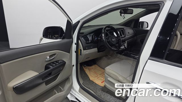Kia Canival 2015 — photo 10
