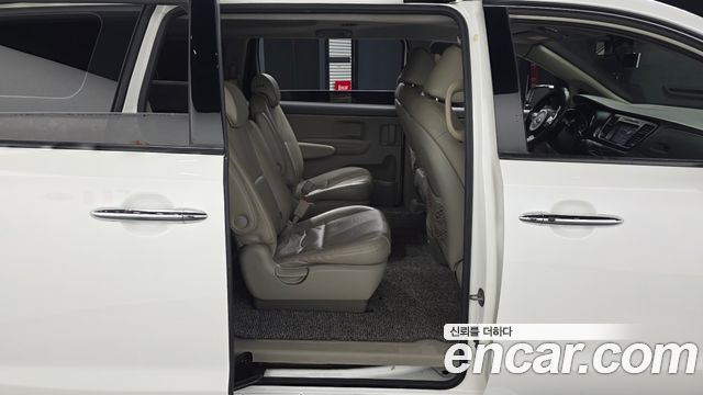 Kia Canival 2015 — photo 11