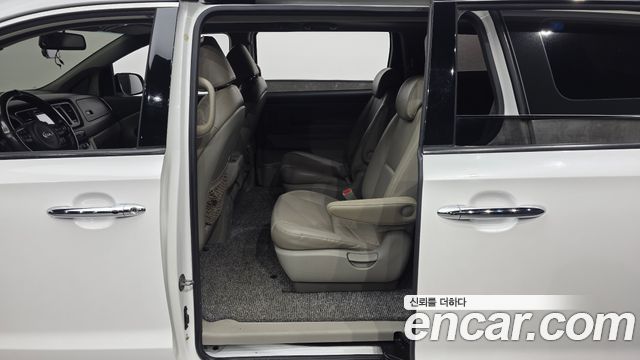Kia Canival 2015 — photo 12
