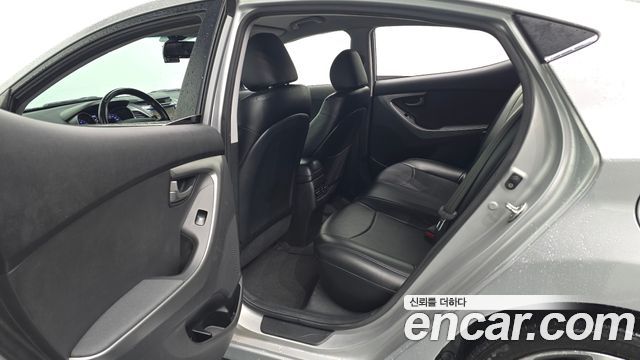 Hyundai AVANTE 2015 — photo 17