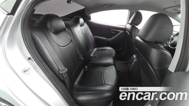 Hyundai AVANTE 2015 — photo 18