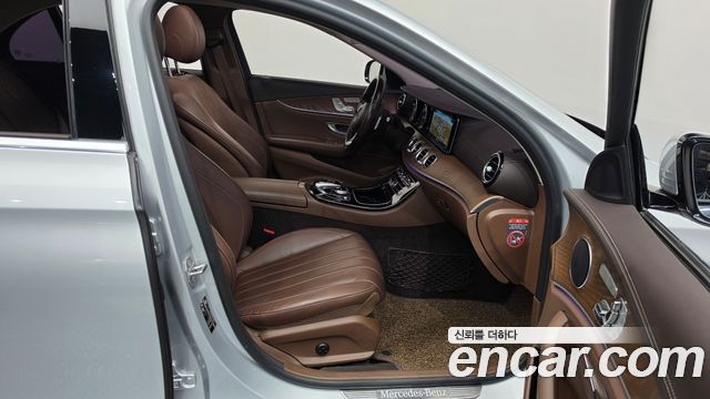 Mercedes-Benz E-Class 2017 — photo 11