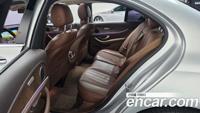 Mercedes-Benz E-Class 2017 — photo 12