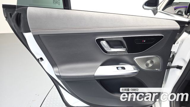 Mercedes-Benz EQE 2023 — photo 15