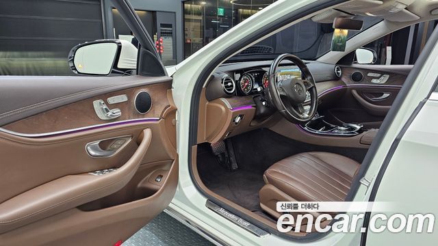 Mercedes-Benz E-Class 2017 — photo 10