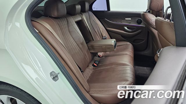 Mercedes-Benz E-Class 2017 — photo 11