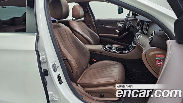 Mercedes-Benz E-Class 2017 — photo 12