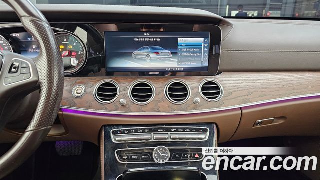 Mercedes-Benz E-Class 2017 — photo 14