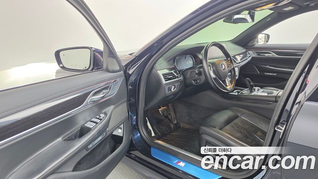 BMW 7-Series 2018 — photo 10