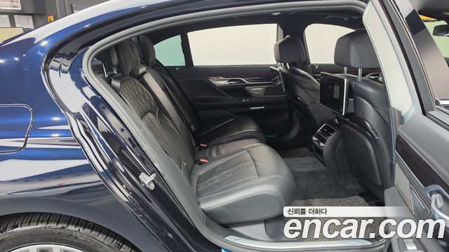 BMW 7-Series 2018 — photo 12