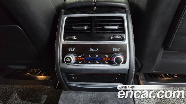 BMW 7-Series 2018 — photo 18