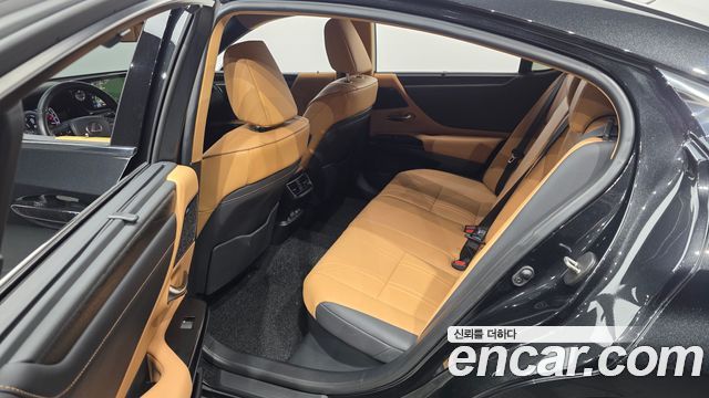 Lexus ES 2023 — photo 11