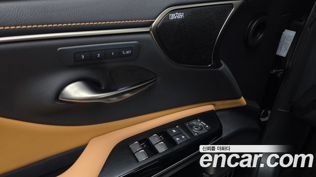 Lexus ES 2023 — photo 13