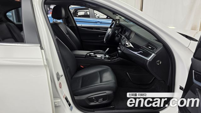 BMW 5-Series 2015 — photo 17