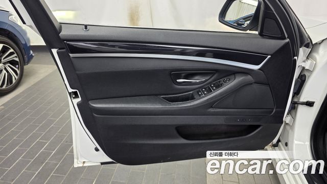 BMW 5-Series 2015 — photo 14